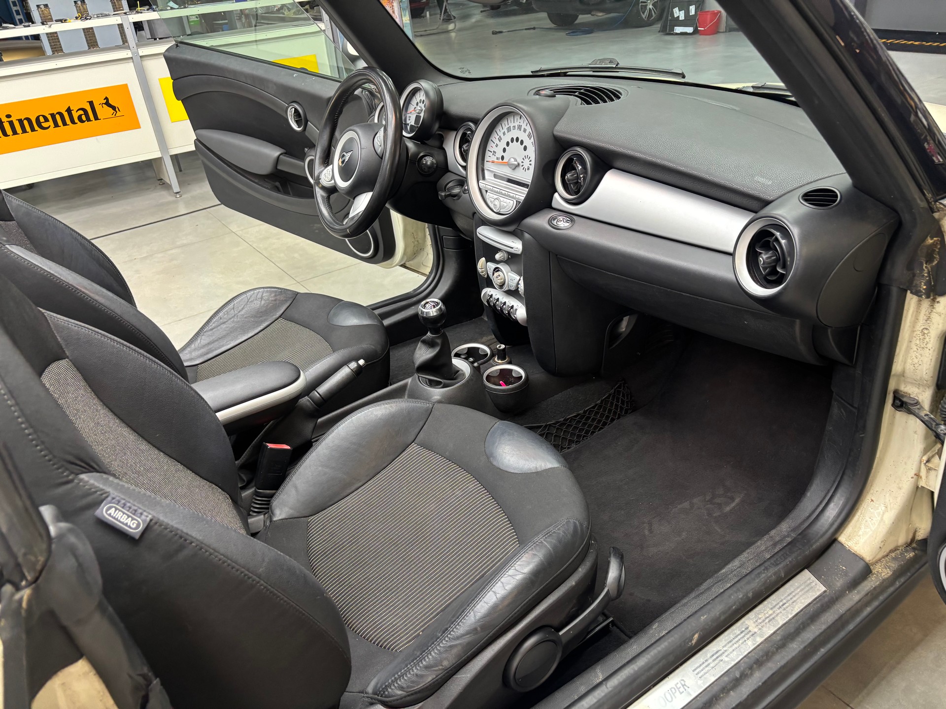 MINI Cooper Cabriolet-image-12
