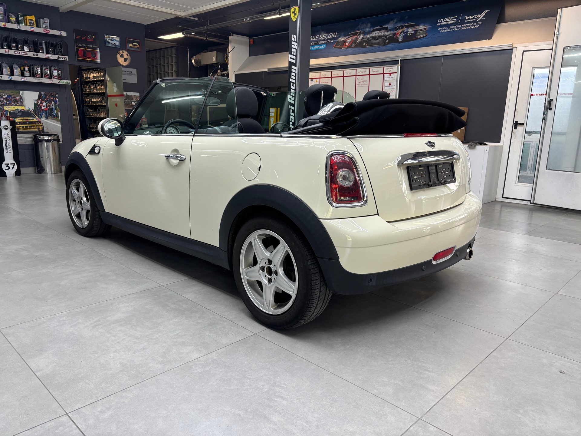 MINI Cooper Cabriolet-image-5