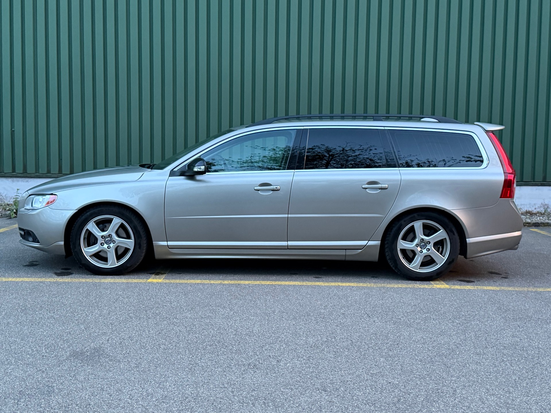 VOLVO V70 D3 Summum Geartronic-image-7