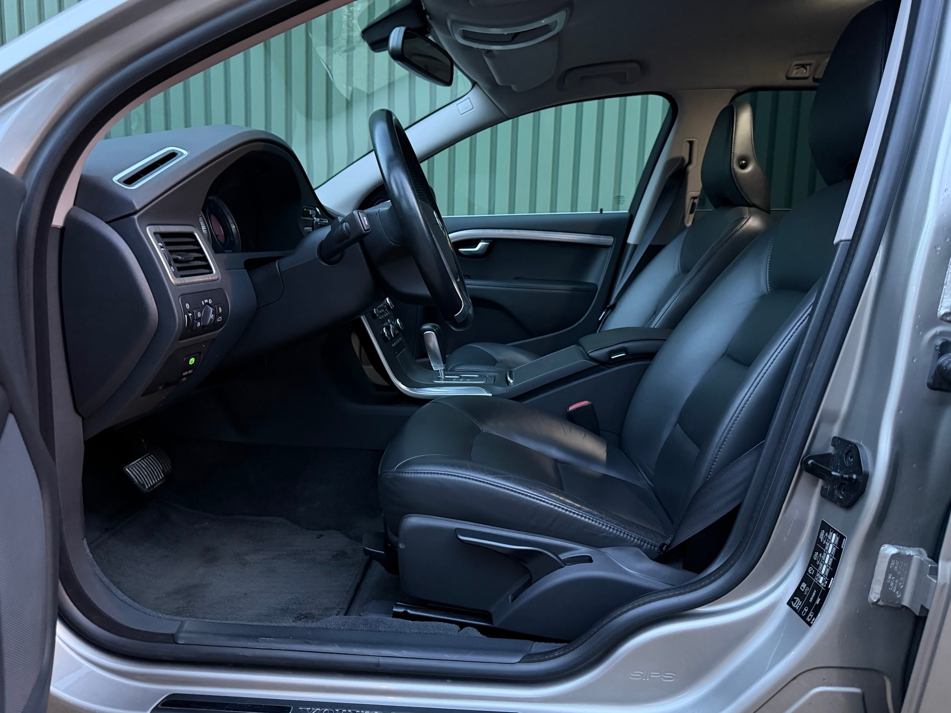 VOLVO V70 D3 Summum Geartronic-image-8