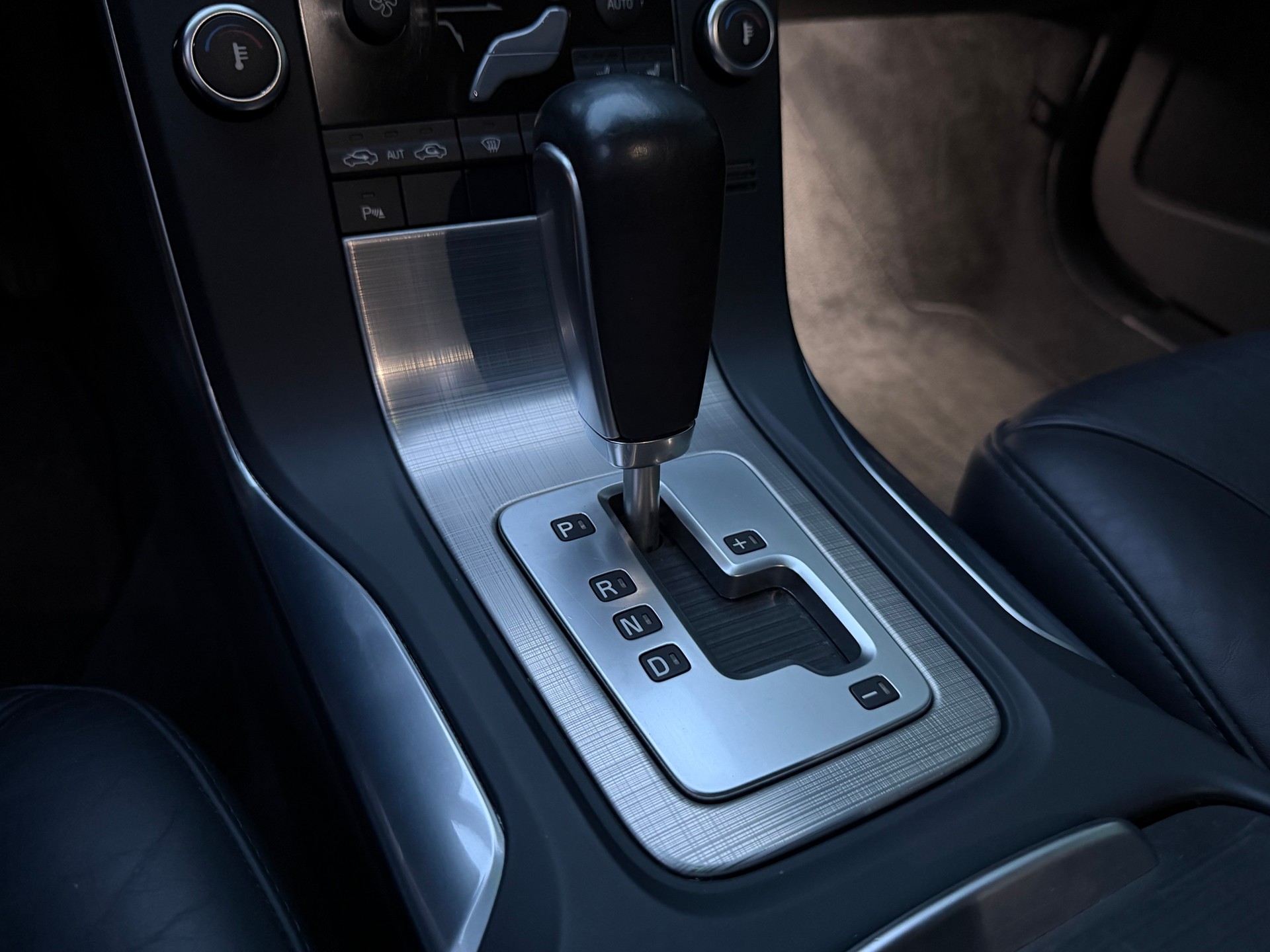 VOLVO V70 D3 Summum Geartronic-image-16