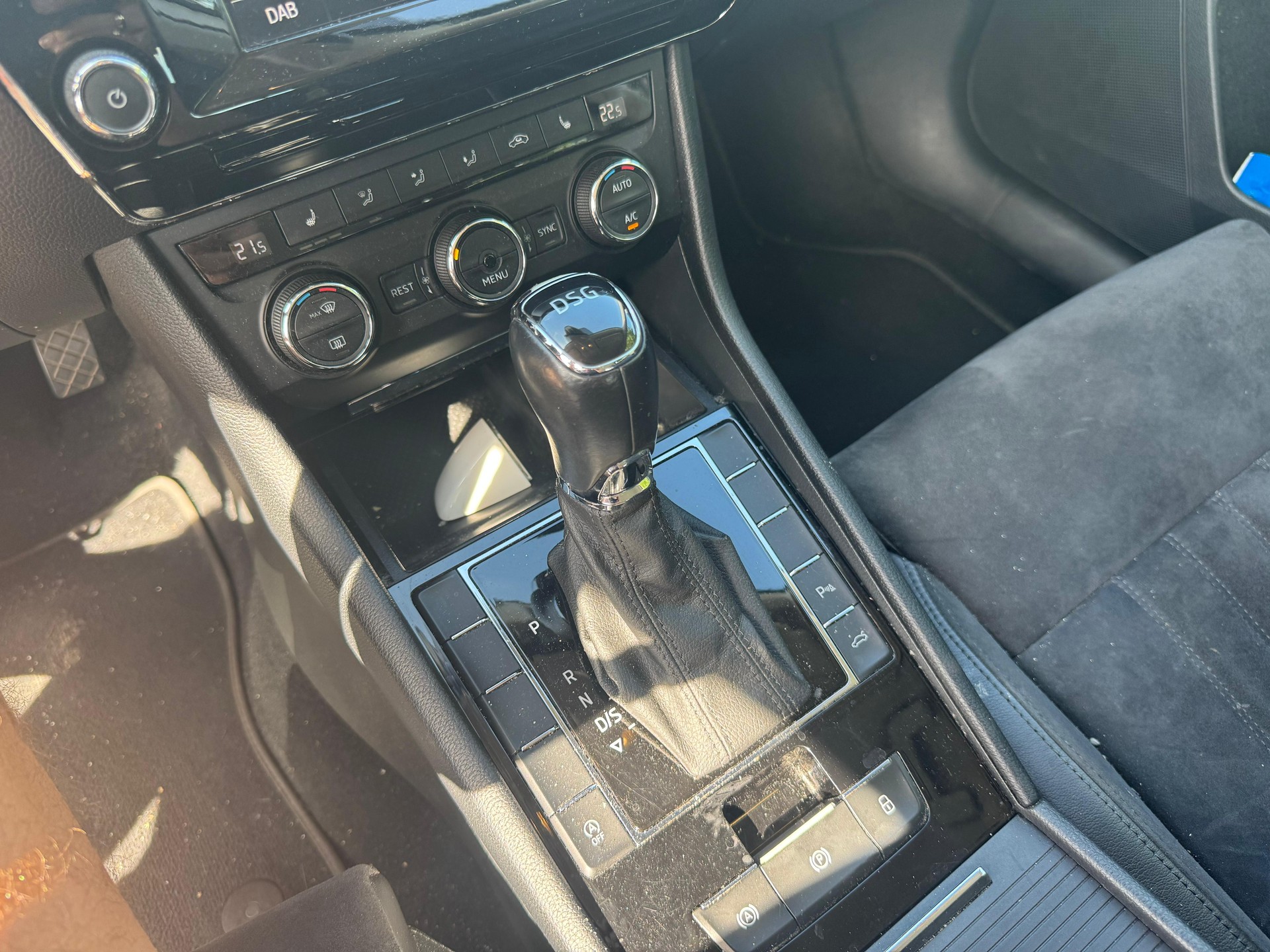 SKODA Superb Combi 2.0 TDi Ambition DSG-image-11
