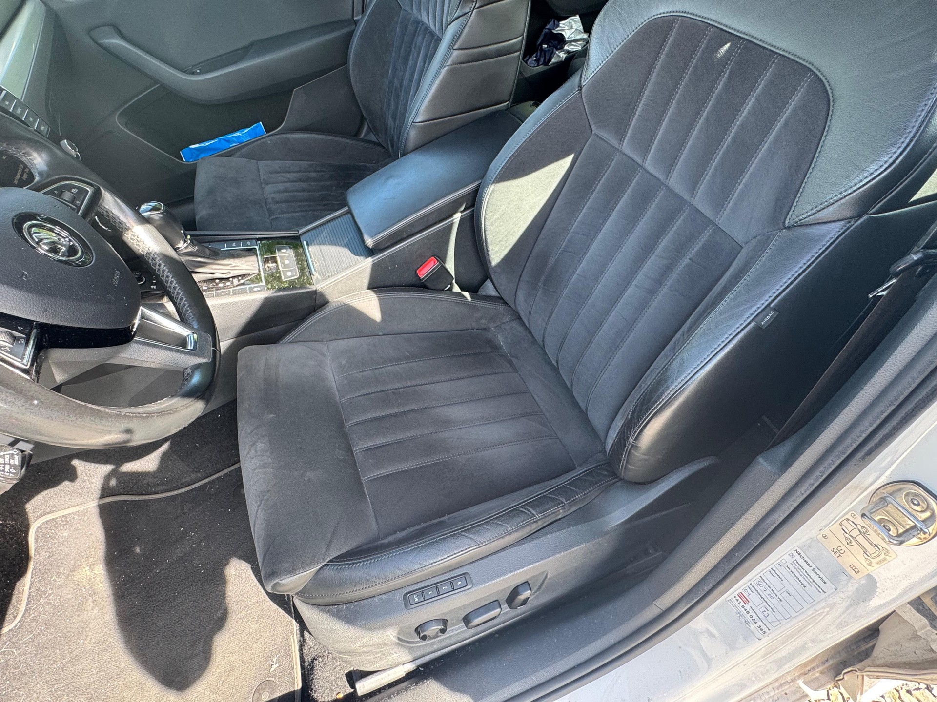 SKODA Superb Combi 2.0 TDi Ambition DSG-image-14