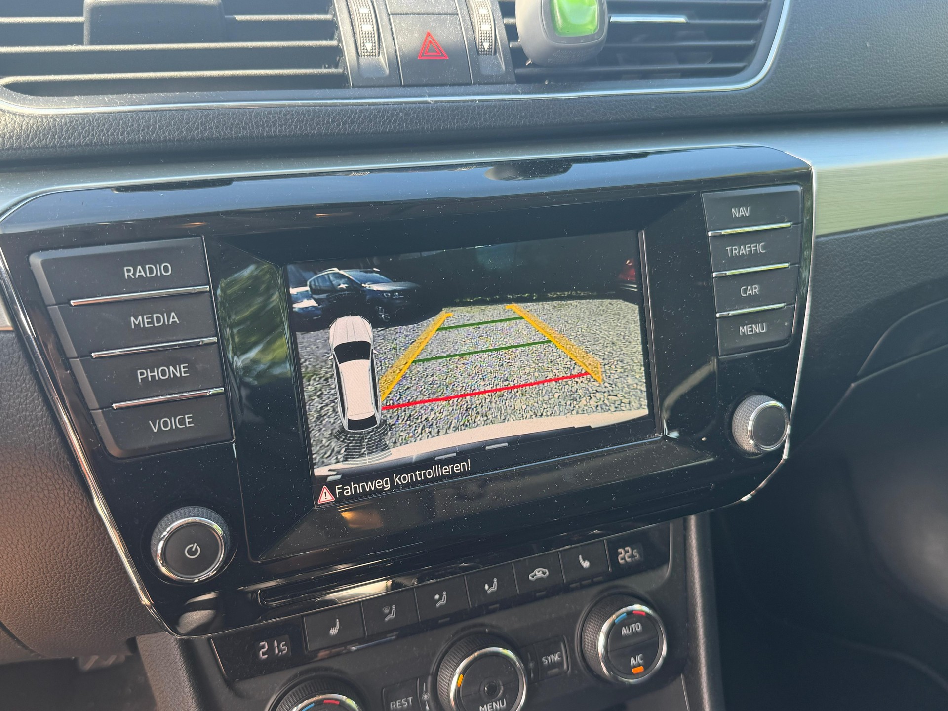 SKODA Superb Combi 2.0 TDi Ambition DSG-image-12