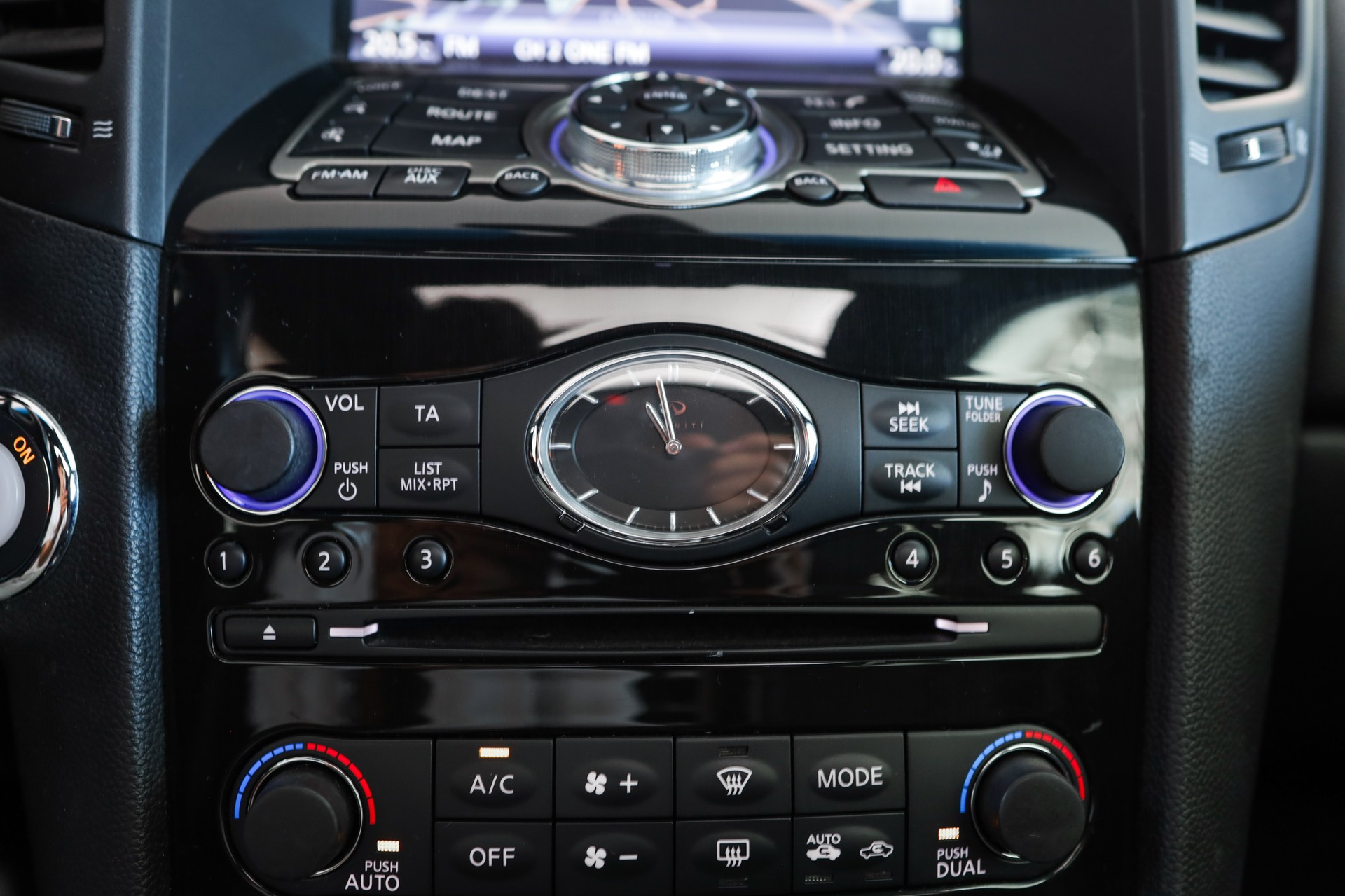 INFINITI FX50 S Premium AWD Automatic-image-13