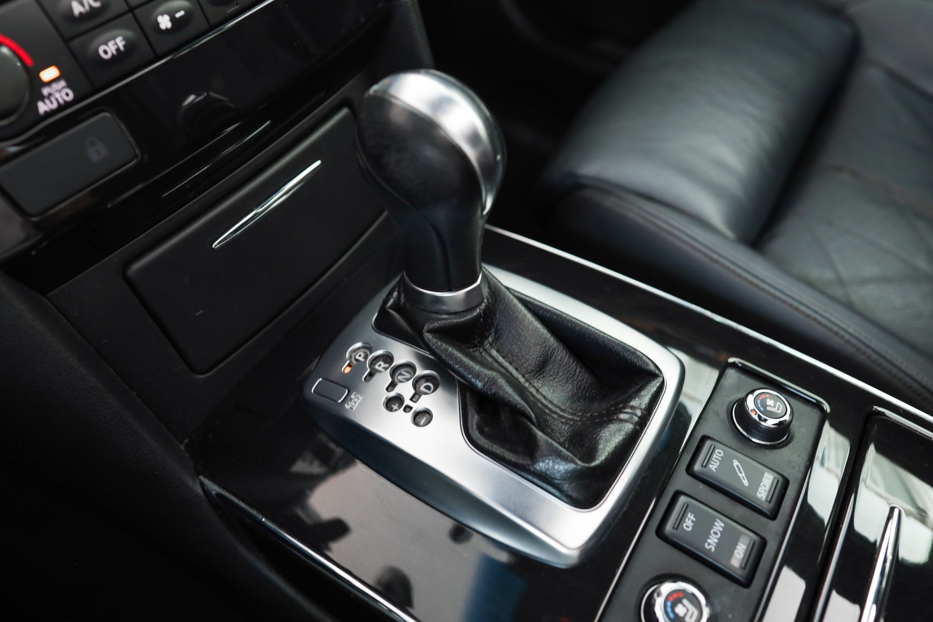 INFINITI FX50 S Premium AWD Automatic-image-15