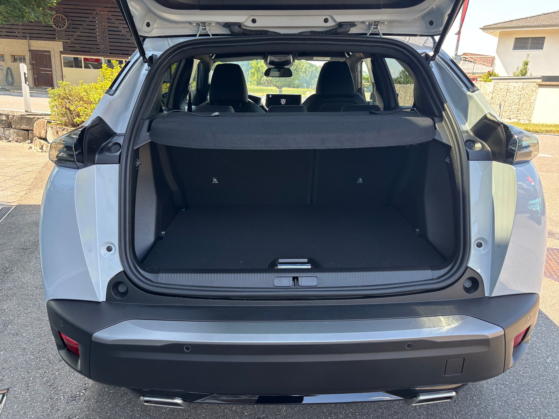 PEUGEOT 2008 1.2 145 MHEV GT Exclusive-image-4