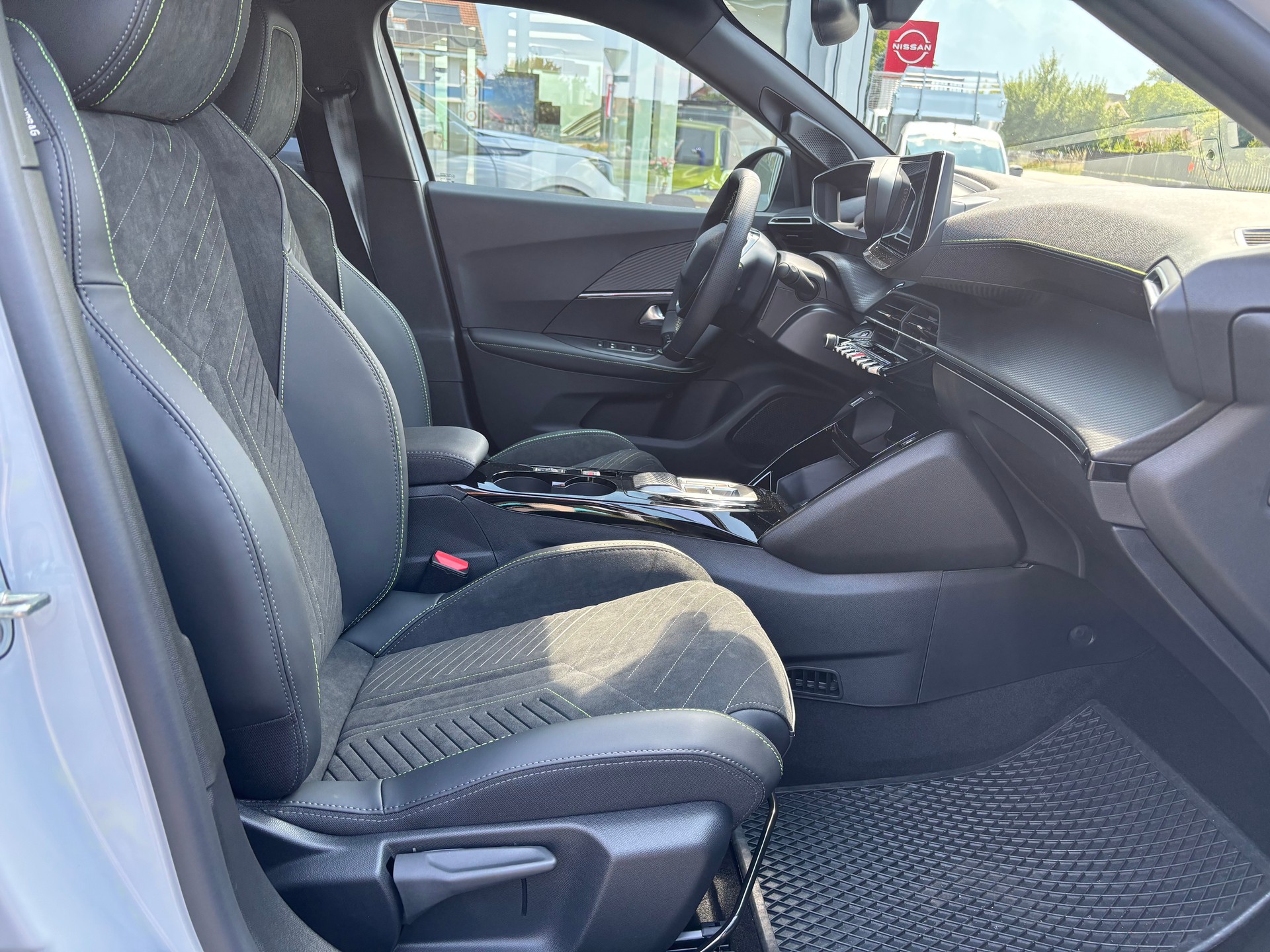 PEUGEOT 2008 1.2 145 MHEV GT Exclusive-image-8