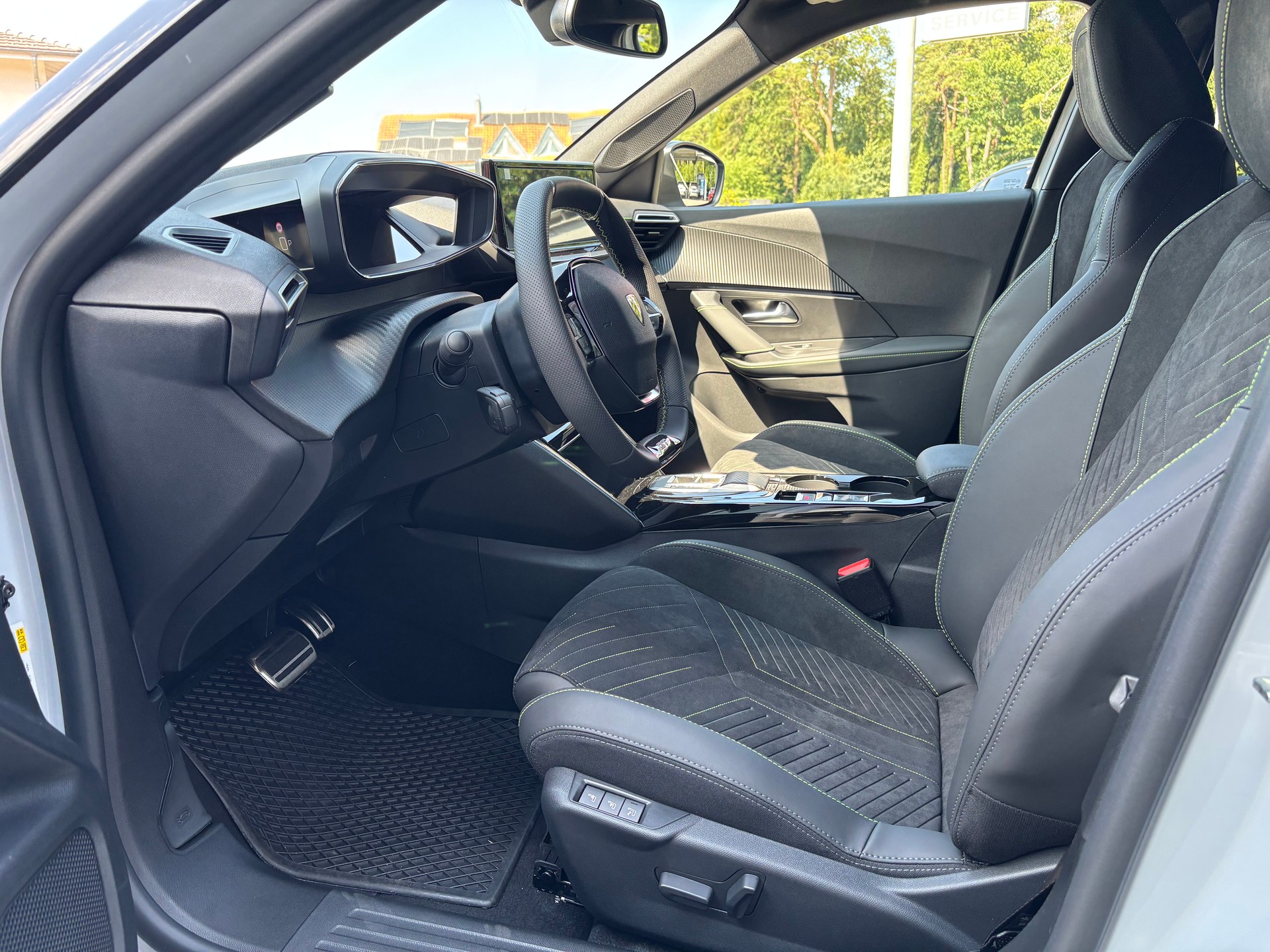 PEUGEOT 2008 1.2 145 MHEV GT Exclusive-image-11