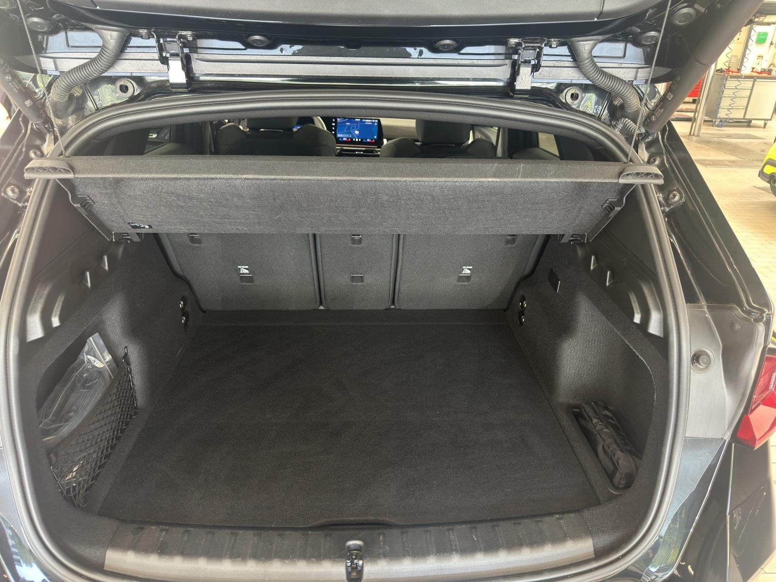 BMW iX1 30 xDrive M Sportpaket Pro-image-19