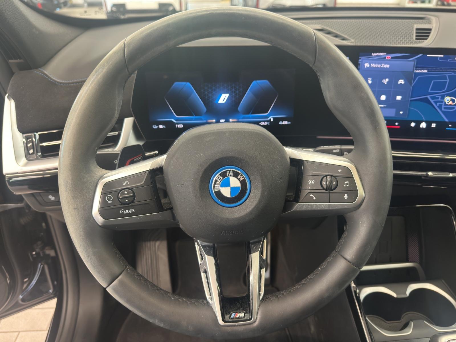 BMW iX1 30 xDrive M Sportpaket Pro-image-11