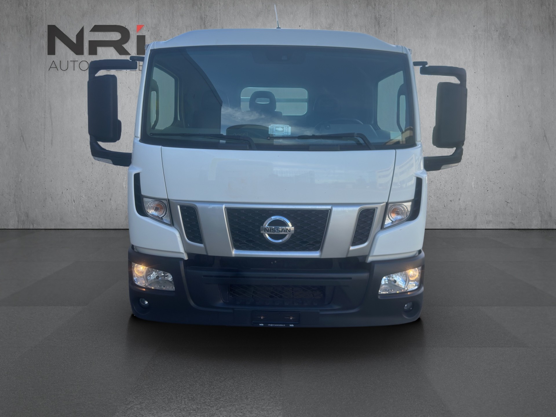 NISSAN NT500-showroom-element-1