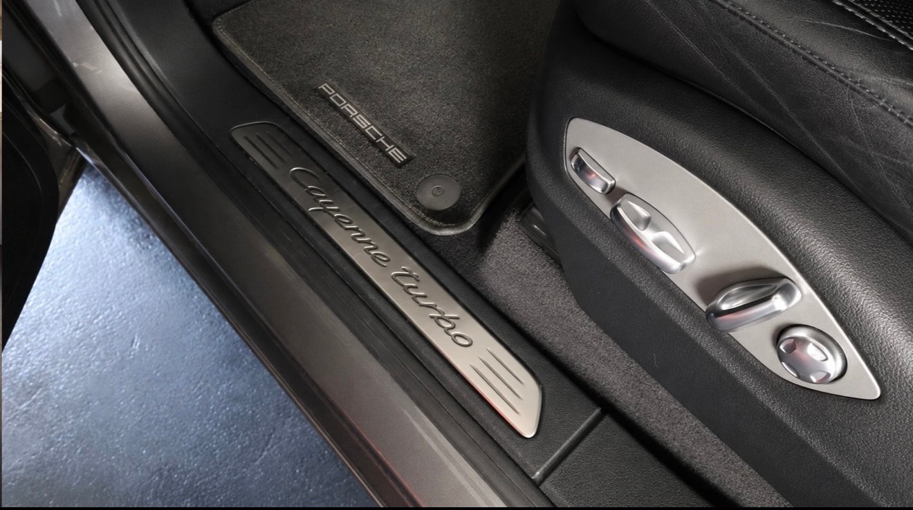 PORSCHE Cayenne Turbo-image-2