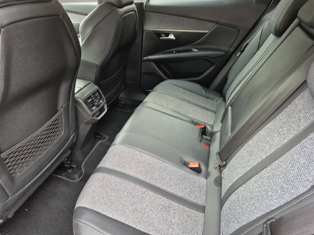 PEUGEOT 3008 1.2 PureTech Allure EAT8-image-10