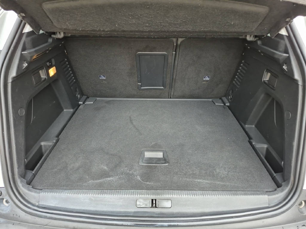 PEUGEOT 3008 1.2 PureTech Allure EAT8-image-8