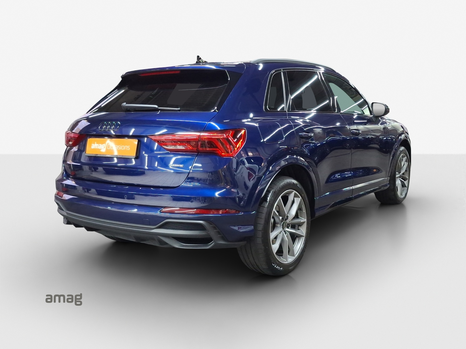 AUDI Q3 40 TFSI S line quattro S-tronic-image-4