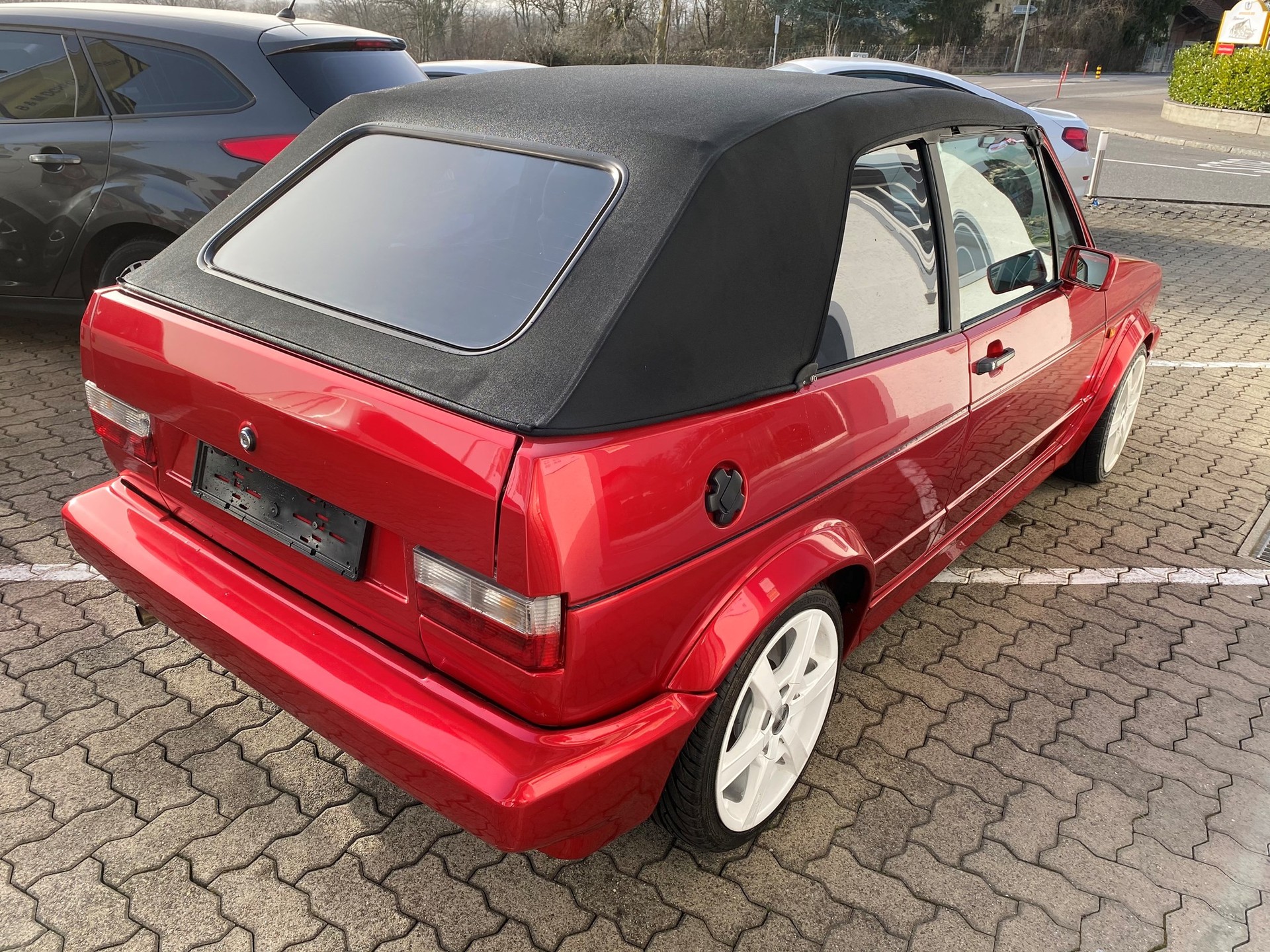 VW Golf Cabriolet 1800 Sport-Line-showroom-element-1