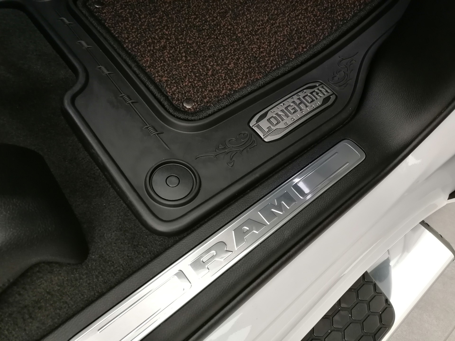 DODGE Ram 1500 5.7 V8 Longhorn eTorque Crew C-image-12