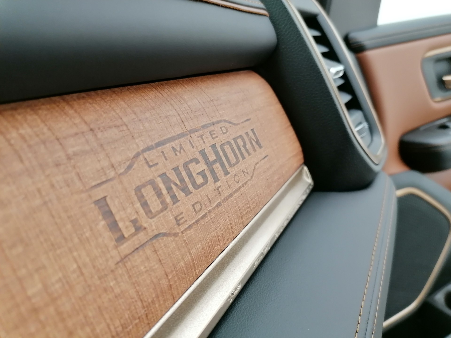 DODGE Ram 1500 5.7 V8 Longhorn eTorque Crew C-image-15