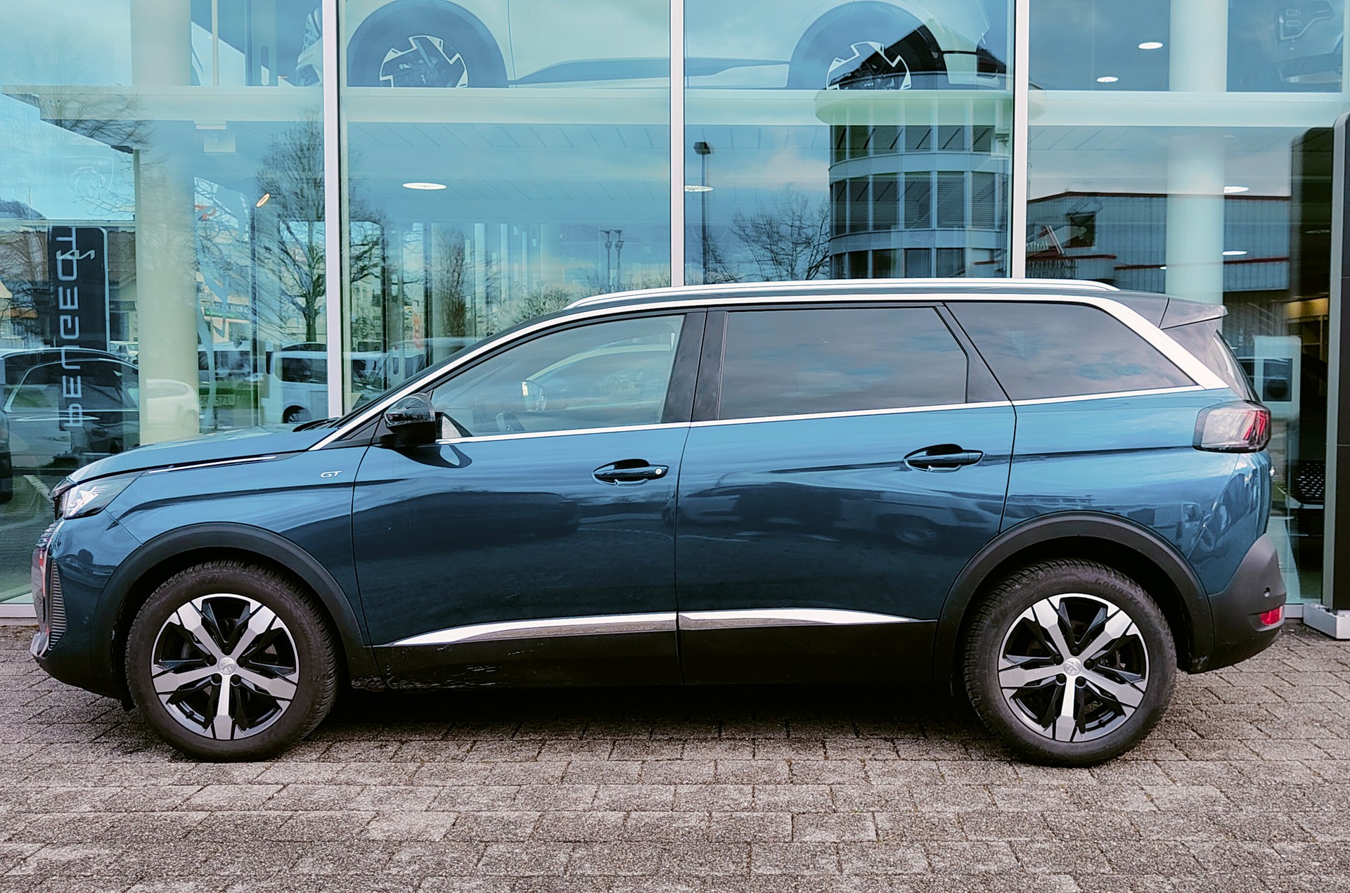 PEUGEOT 5008 1.6 Pure Tech GT Pack EAT8-image-1