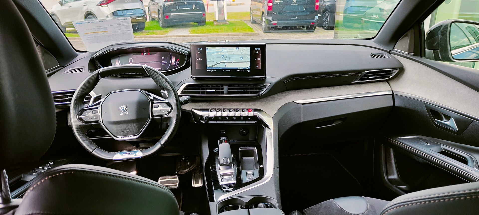 PEUGEOT 5008 1.6 Pure Tech GT Pack EAT8-image-3