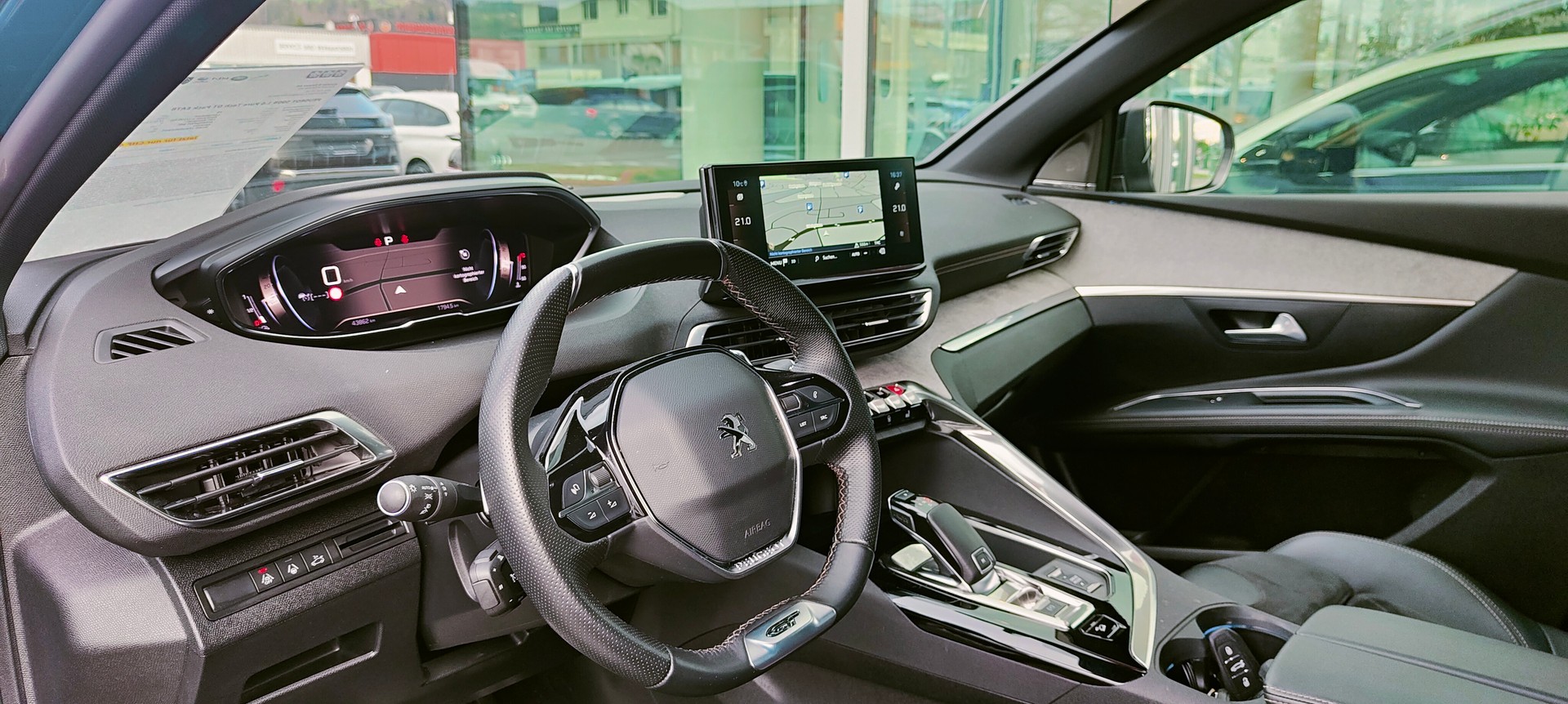 PEUGEOT 5008 1.6 Pure Tech GT Pack EAT8-image-4