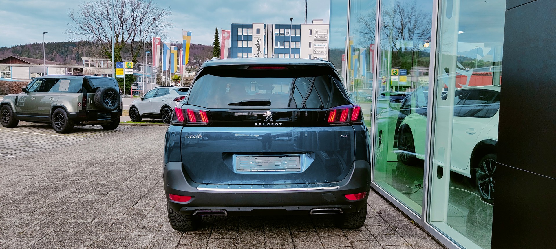 PEUGEOT 5008 1.6 Pure Tech GT Pack EAT8-image-13