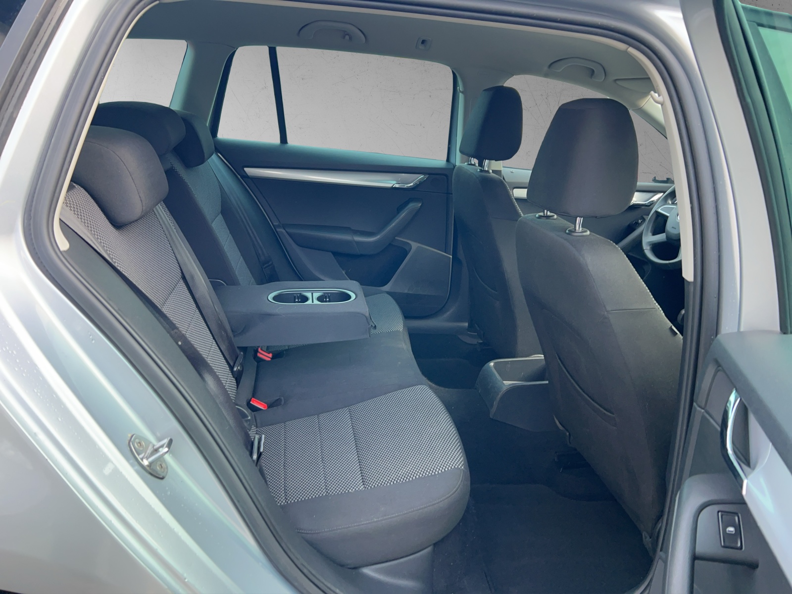 SKODA Octavia Combi 1.6 TDI Active DSG-image-13