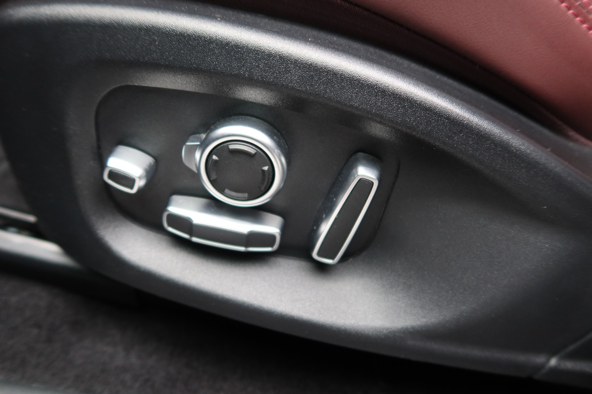 JAGUAR E-Pace 1.5 P300e AWD HSE-image-12