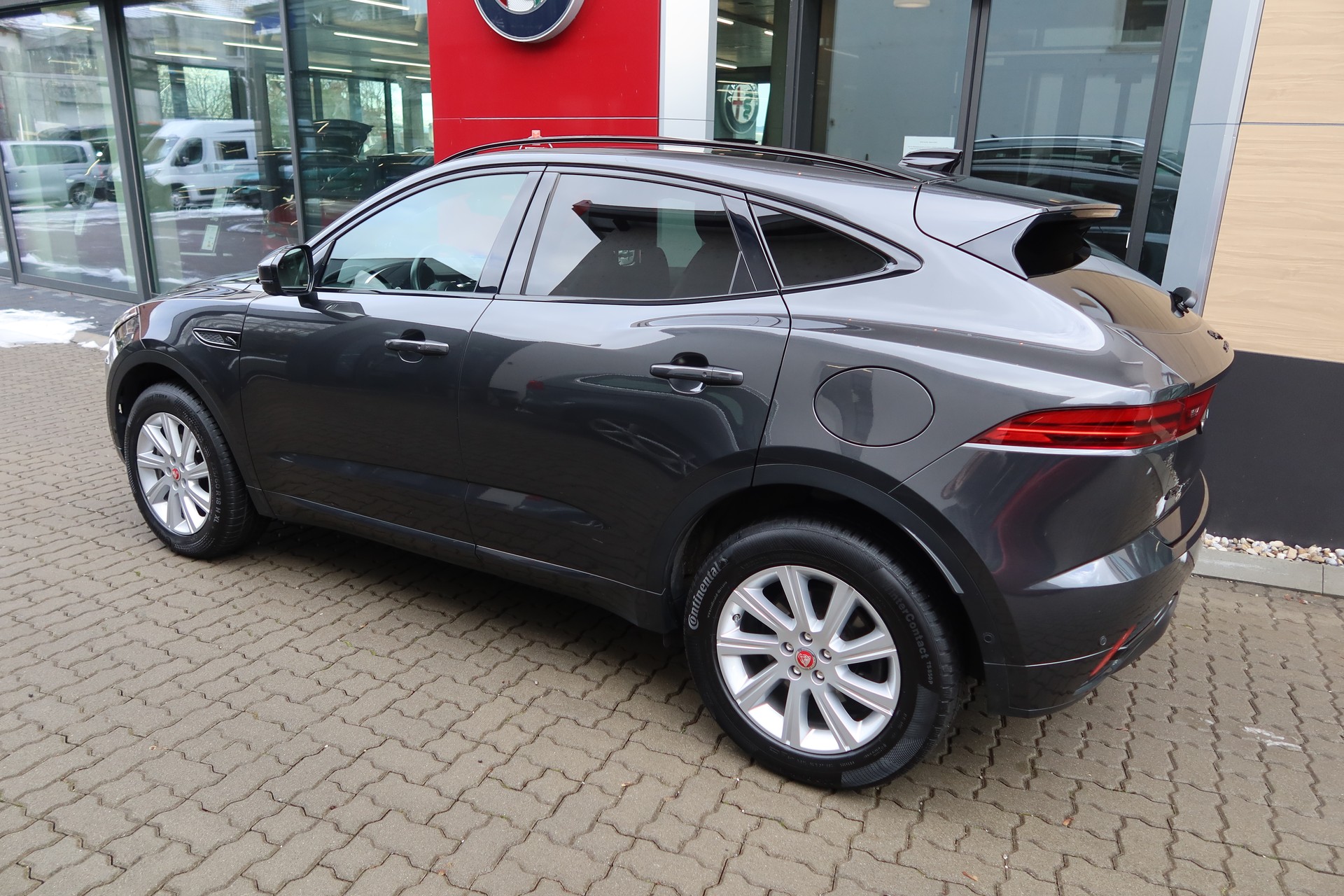 JAGUAR E-Pace 1.5 P300e AWD HSE-image-2