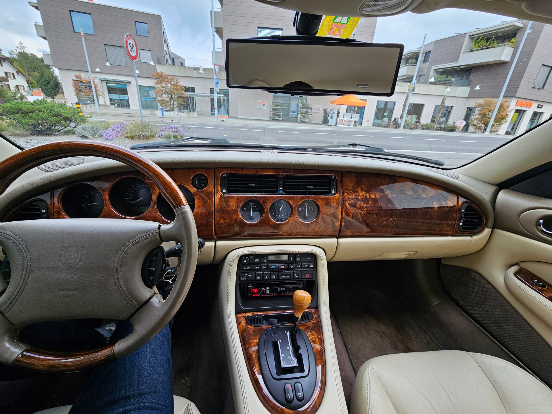 JAGUAR XK8-image-5