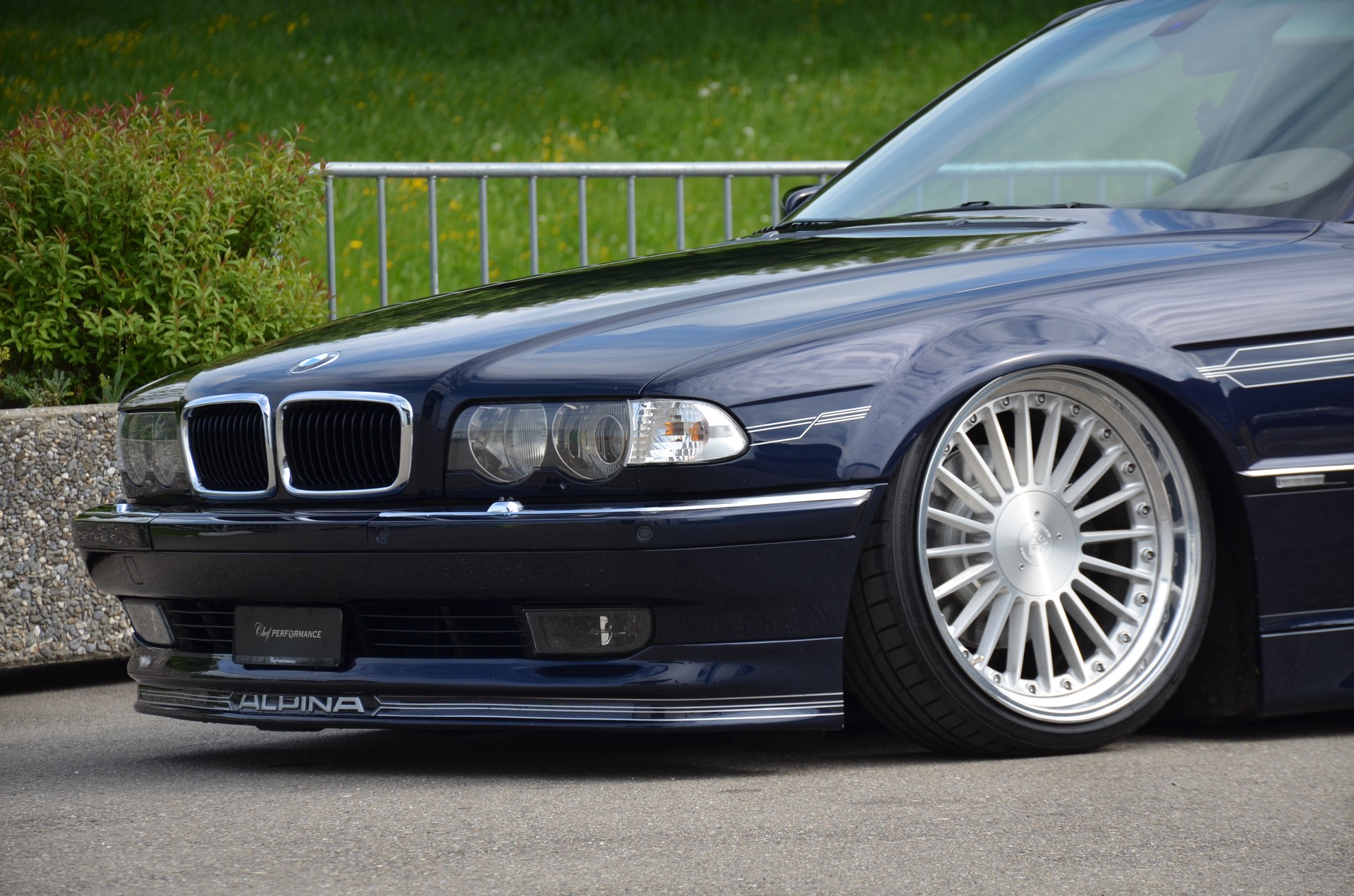 BMW 735i-image-8