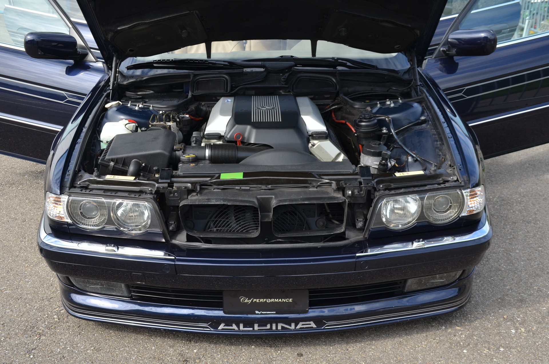 BMW 735i-image-12
