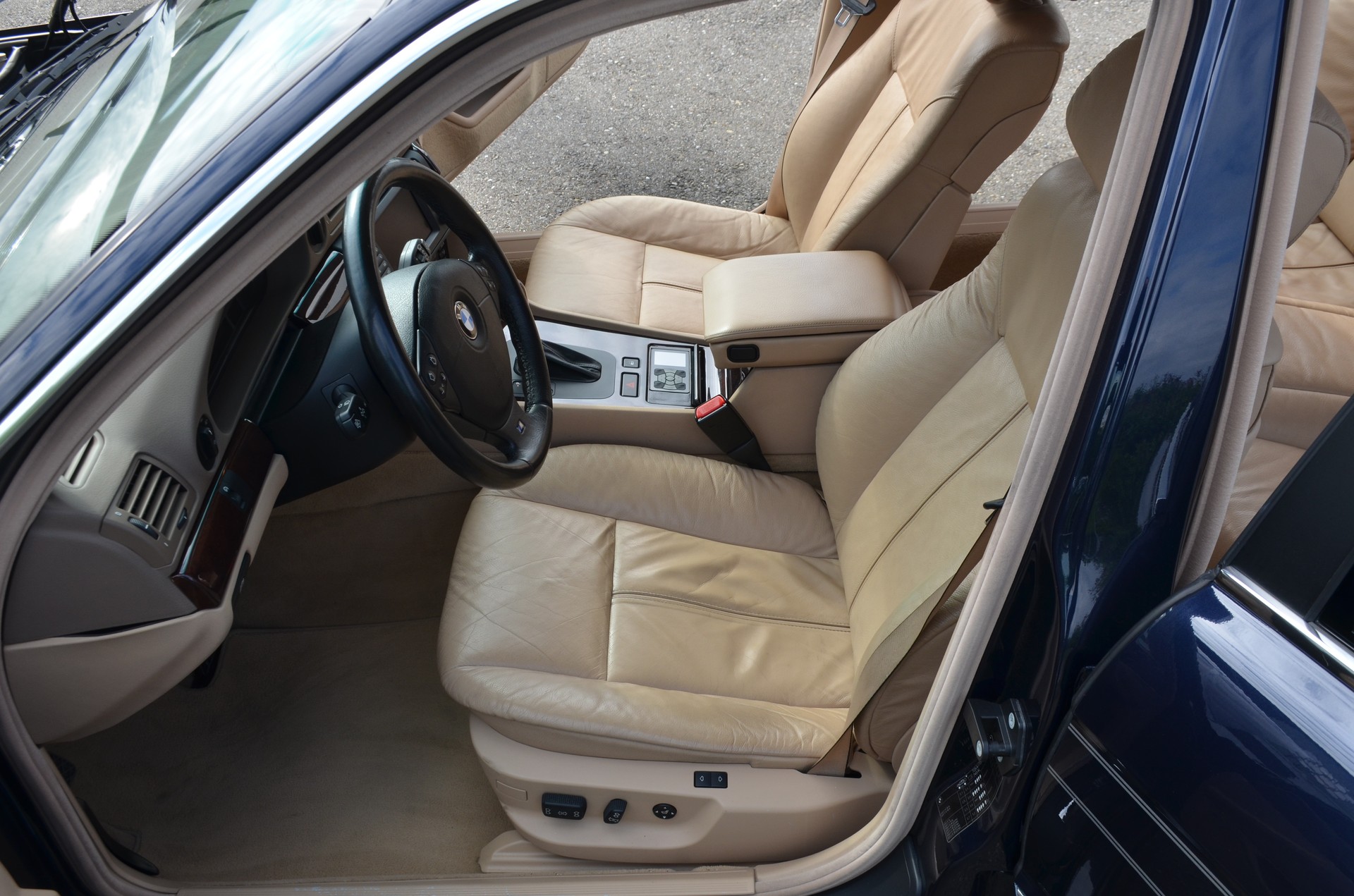 BMW 735i-image-14