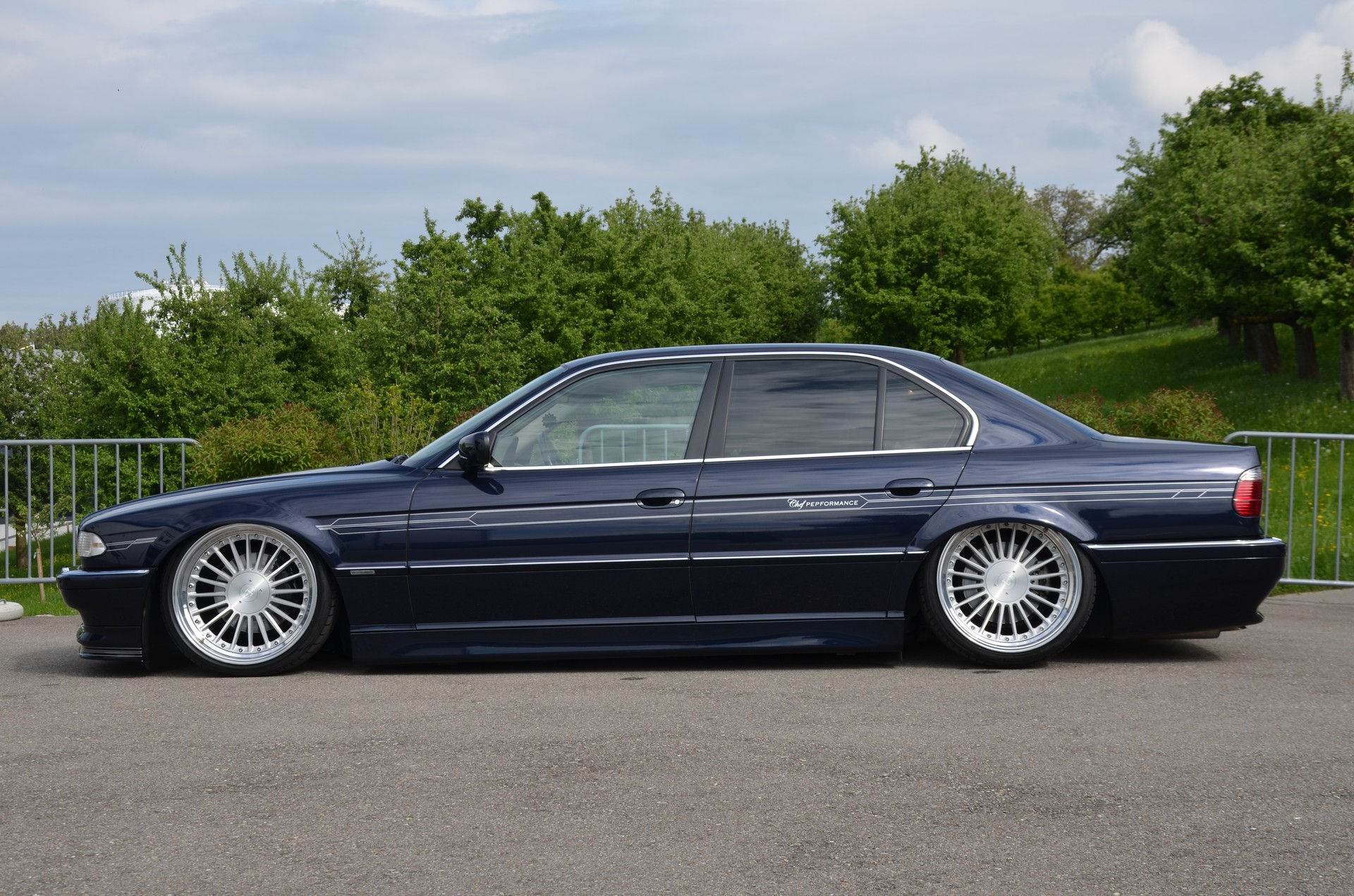 BMW 735i-image-3