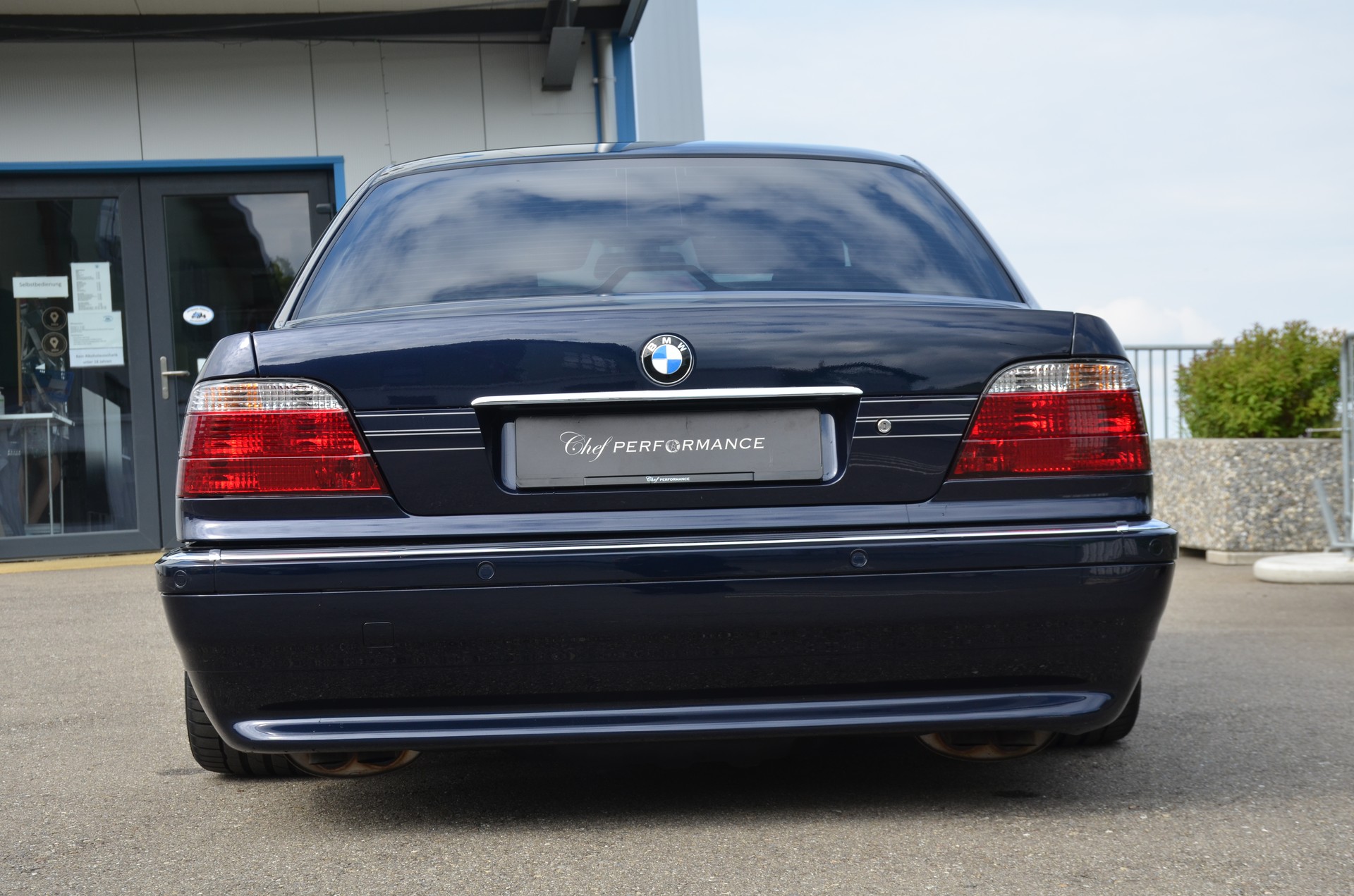 BMW 735i-image-11
