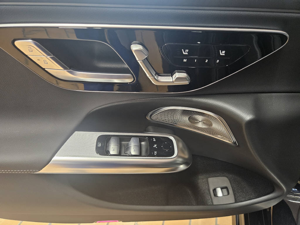 MERCEDES-BENZ E 220 d 4Matic AMG Line Limousine-image-9