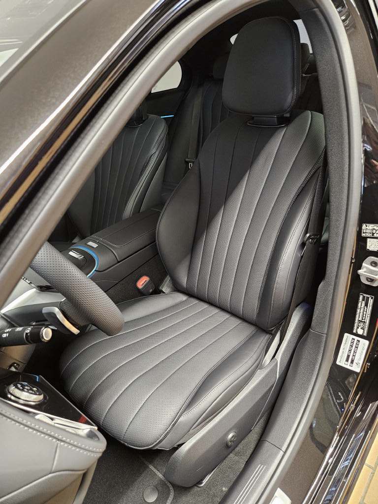 MERCEDES-BENZ E 220 d 4Matic AMG Line Limousine-image-7