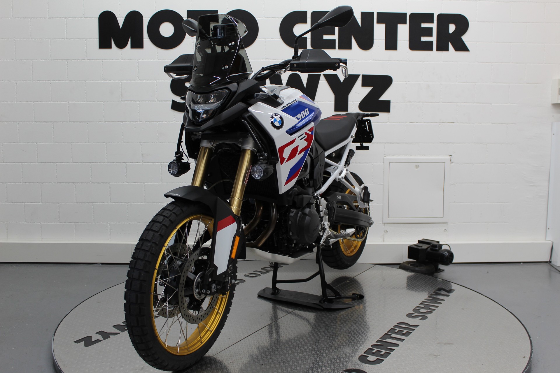 BMW F 900 GS-showroom-element-3