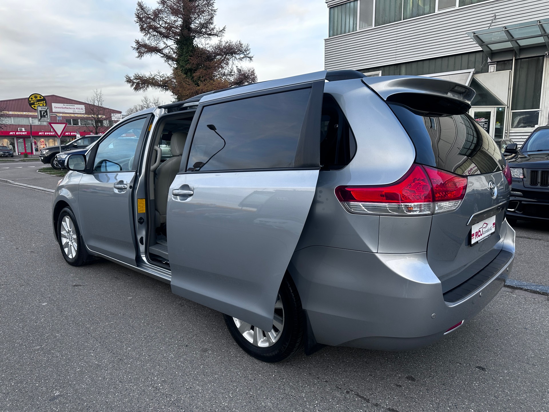 TOYOTA Sienna 3.5 A 4WD-image-9