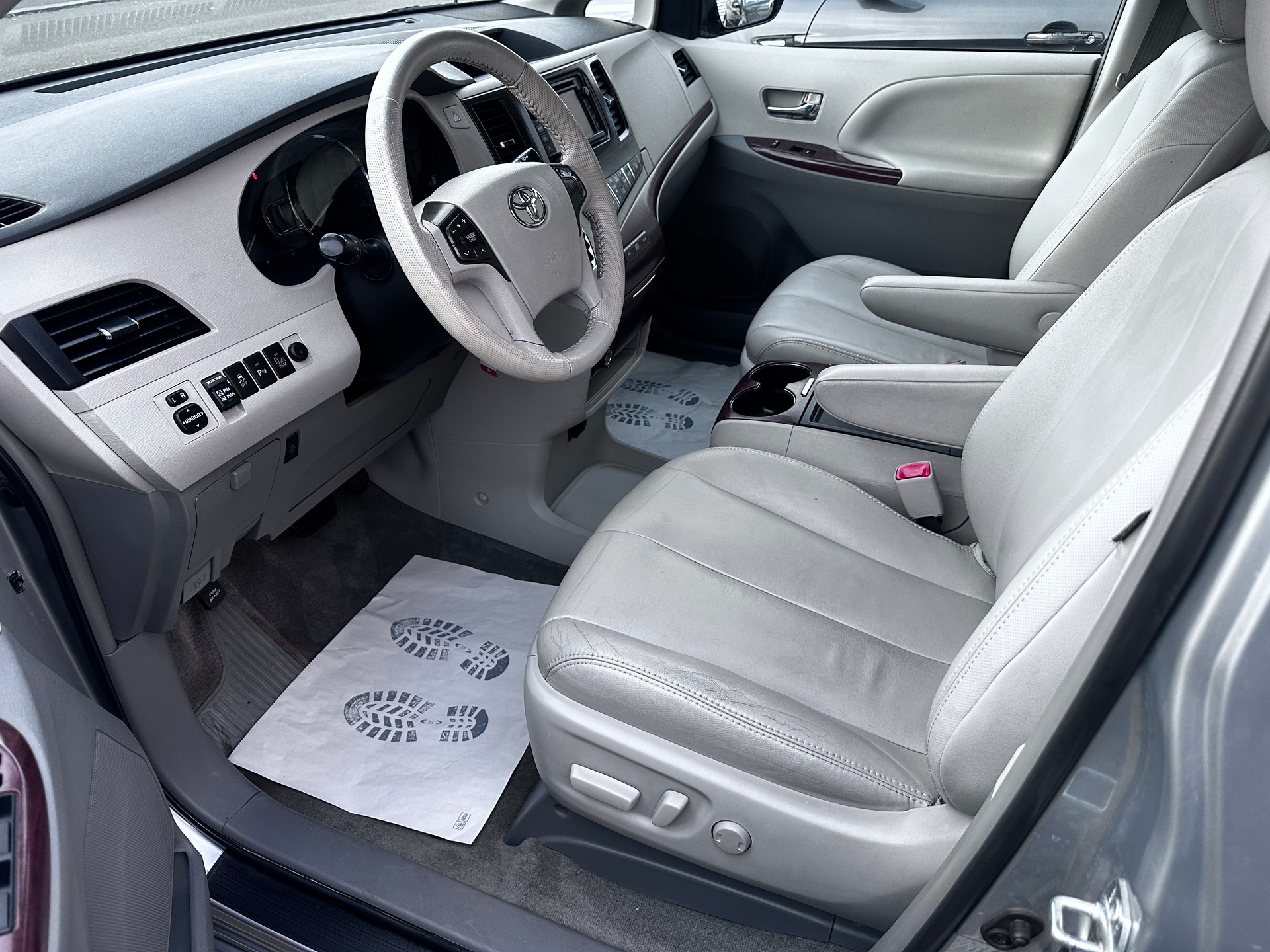 TOYOTA Sienna 3.5 A 4WD-image-15