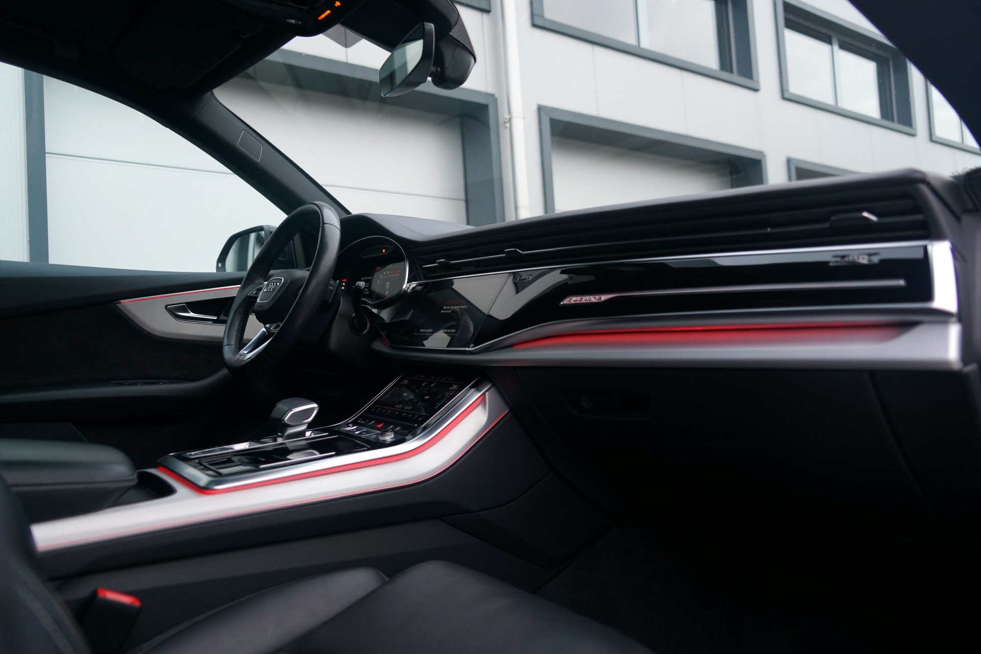 AUDI Q8 55 TFSI Black Edition quattro tiptronic (CH)-image-8