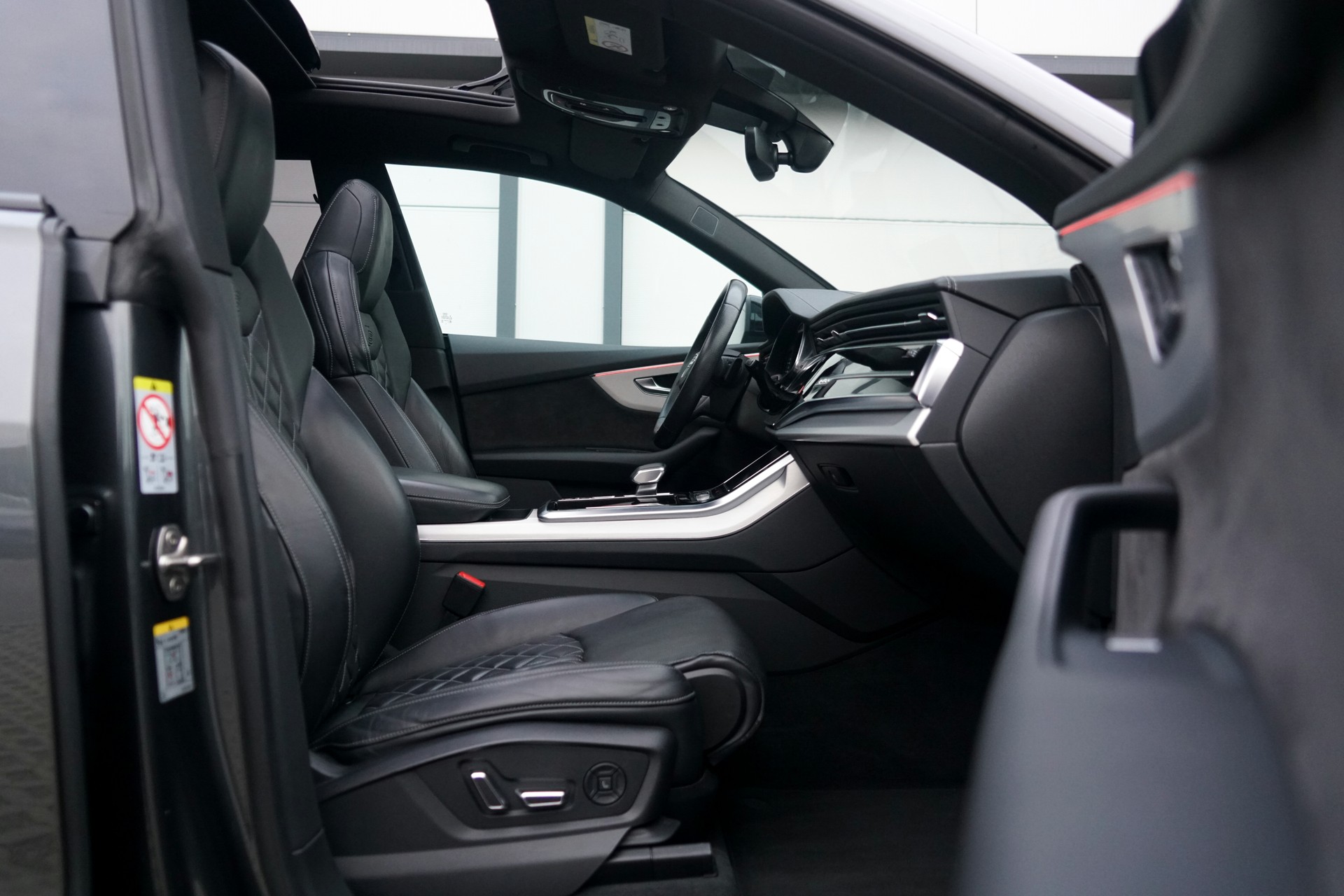 AUDI Q8 55 TFSI Black Edition quattro tiptronic (CH)-image-7