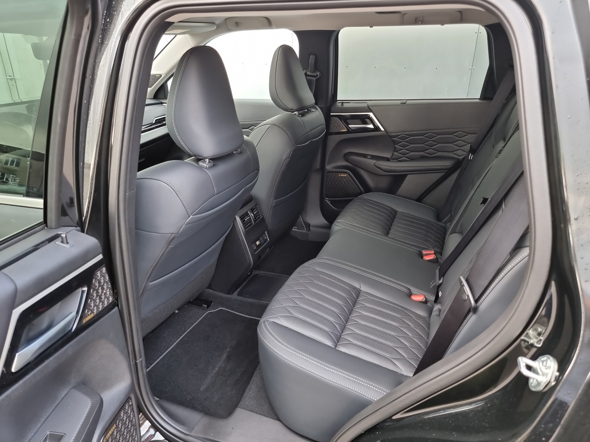 MITSUBISHI Outlander 2.4 PHEV Instyle 4x4-image-14
