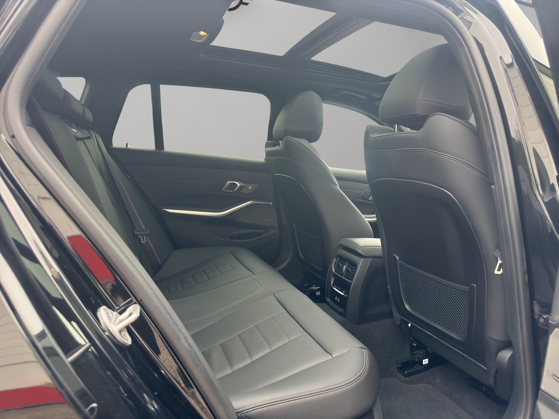 BMW 320d xDrive 48V Touring Steptronic M Sport Pro-image-17