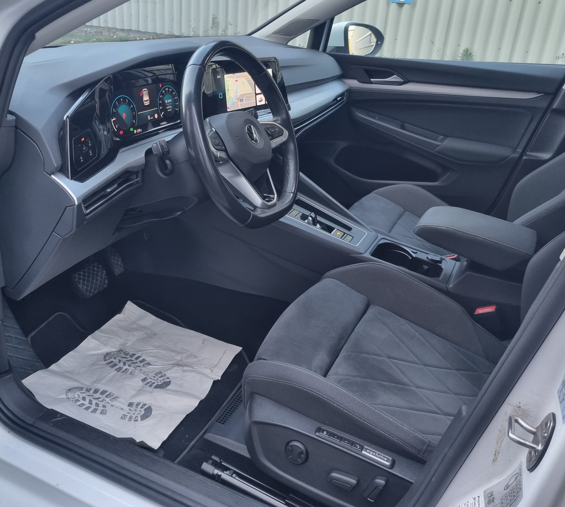 VW Golf 1.0 eTSI mHEV Highline DSG-image-12