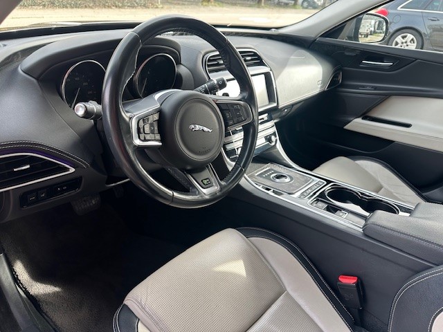 JAGUAR XE 20d R-Sport AWD Automat-image-10