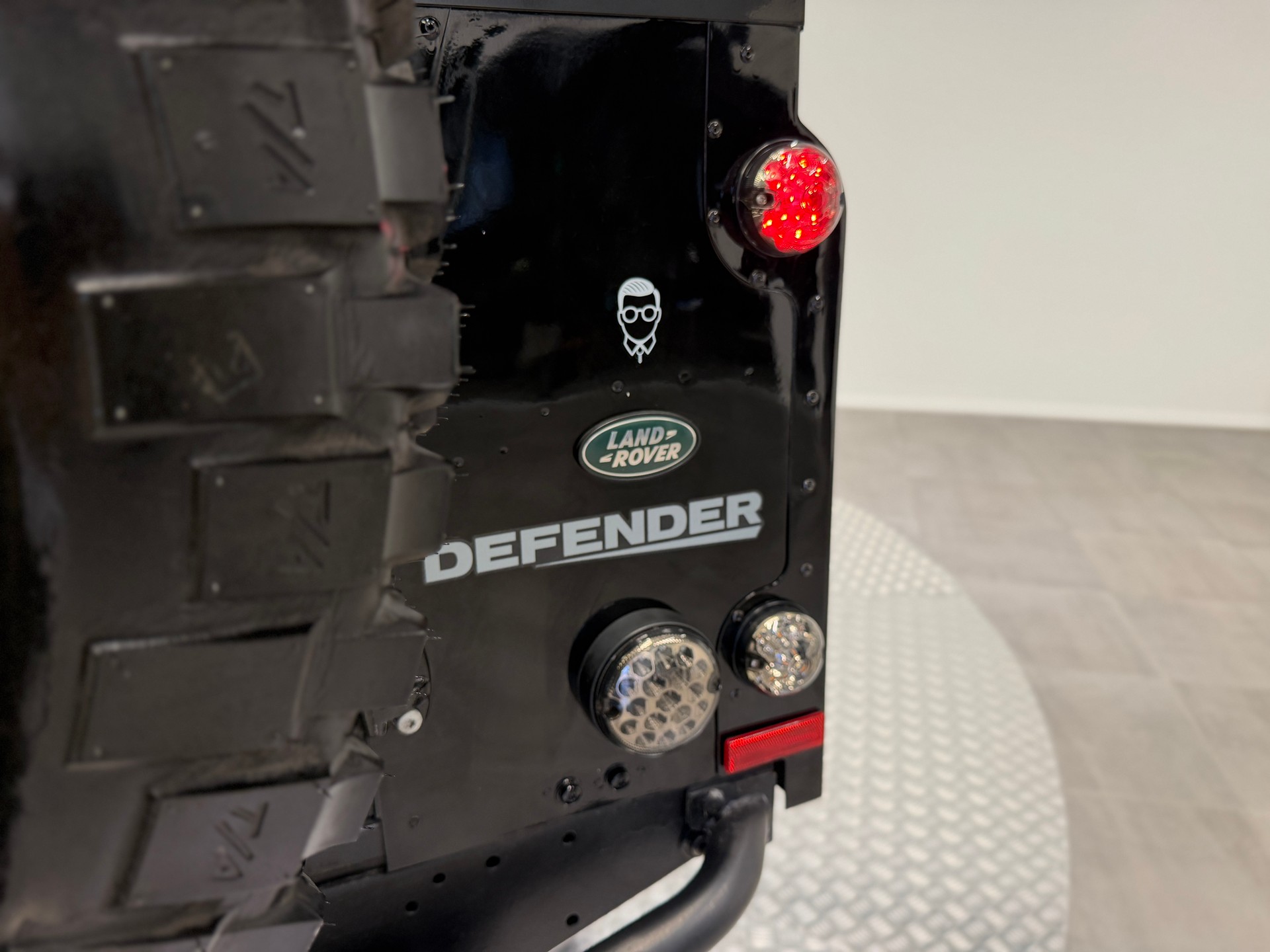 LAND ROVER Black Edition 110-image-19