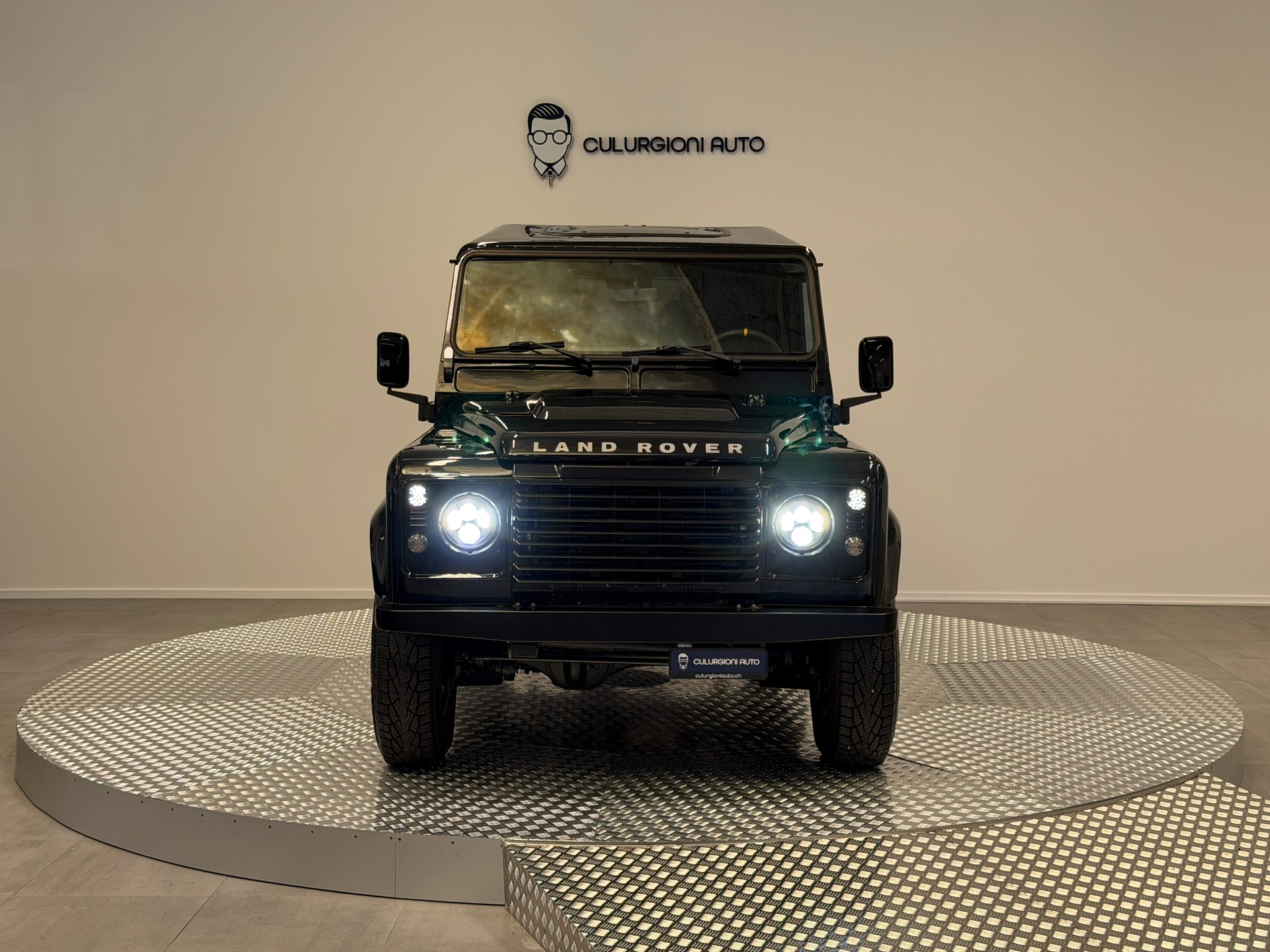 LAND ROVER Black Edition 110-showroom-element-1