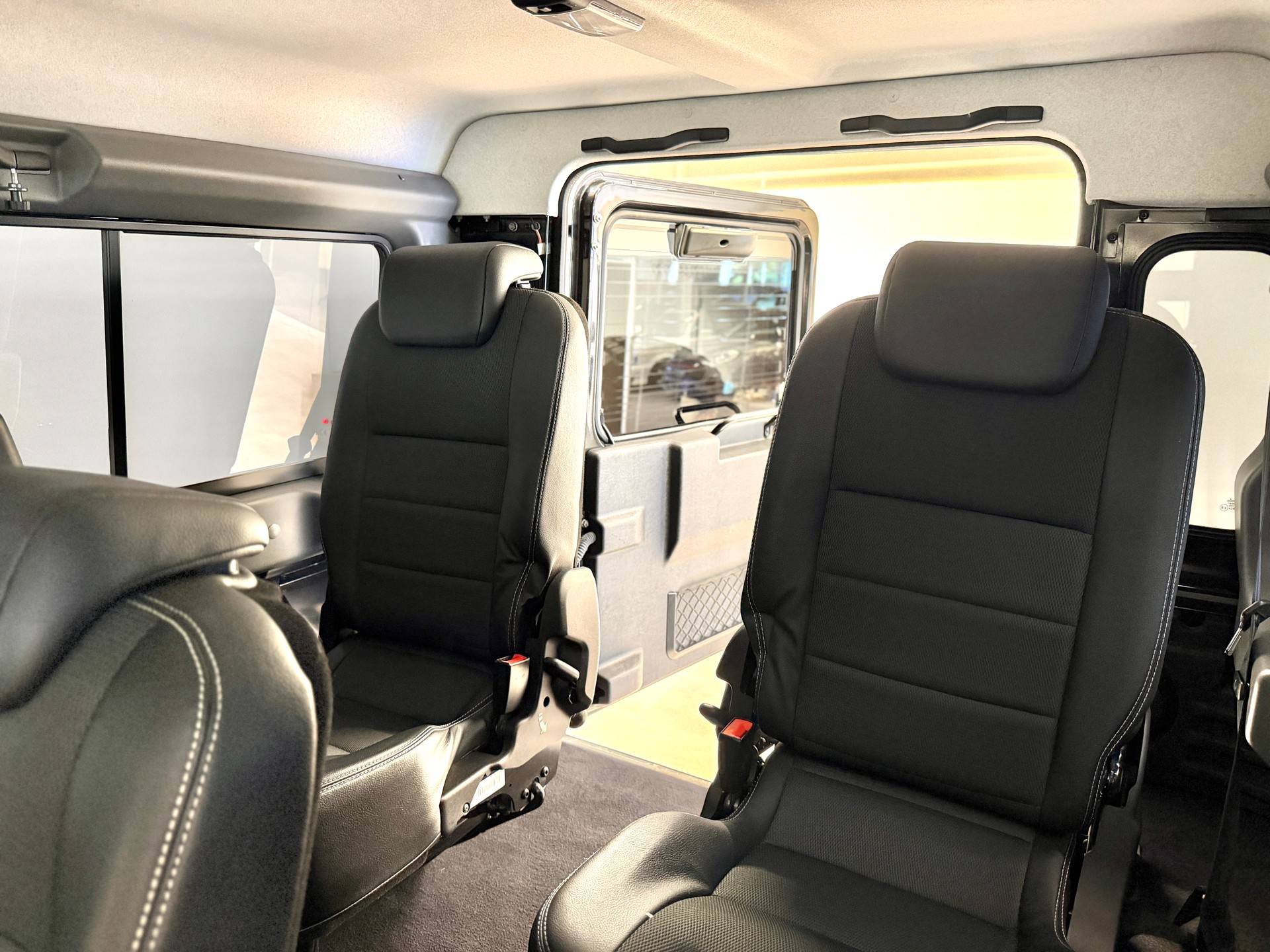 LAND ROVER Black Edition 110-image-15